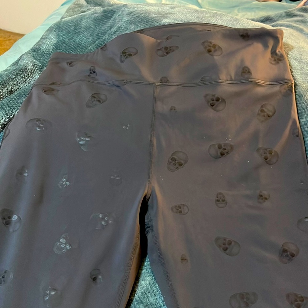 Mono b leggings with skulls.
